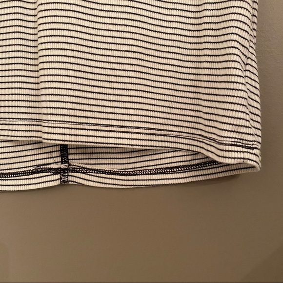 American Eagle Black & White Cropped Striped Tee - Picture 4 of 6